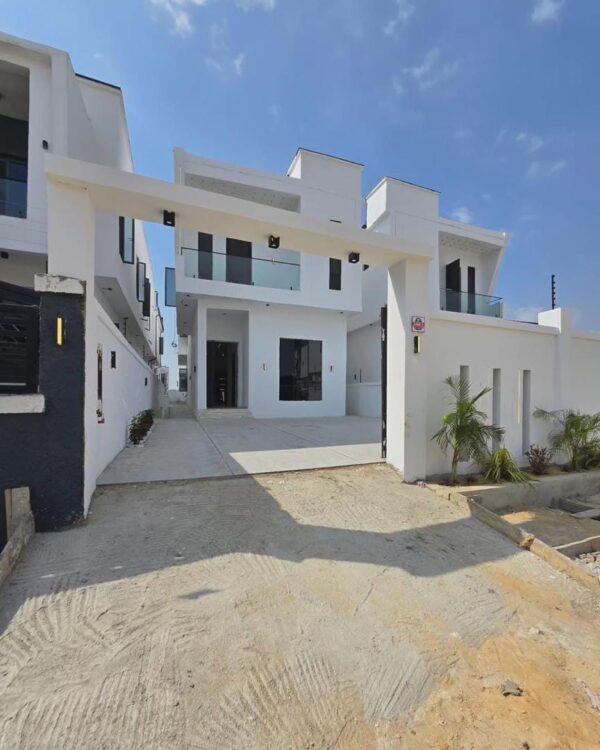 WELL-BUILT 4-BEDROOM DETACHED DUPLEX WITH SWIMMING POOL