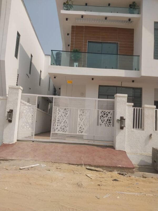 WELL FINISHED 4-BEDROOM DETACHED DUPLEX