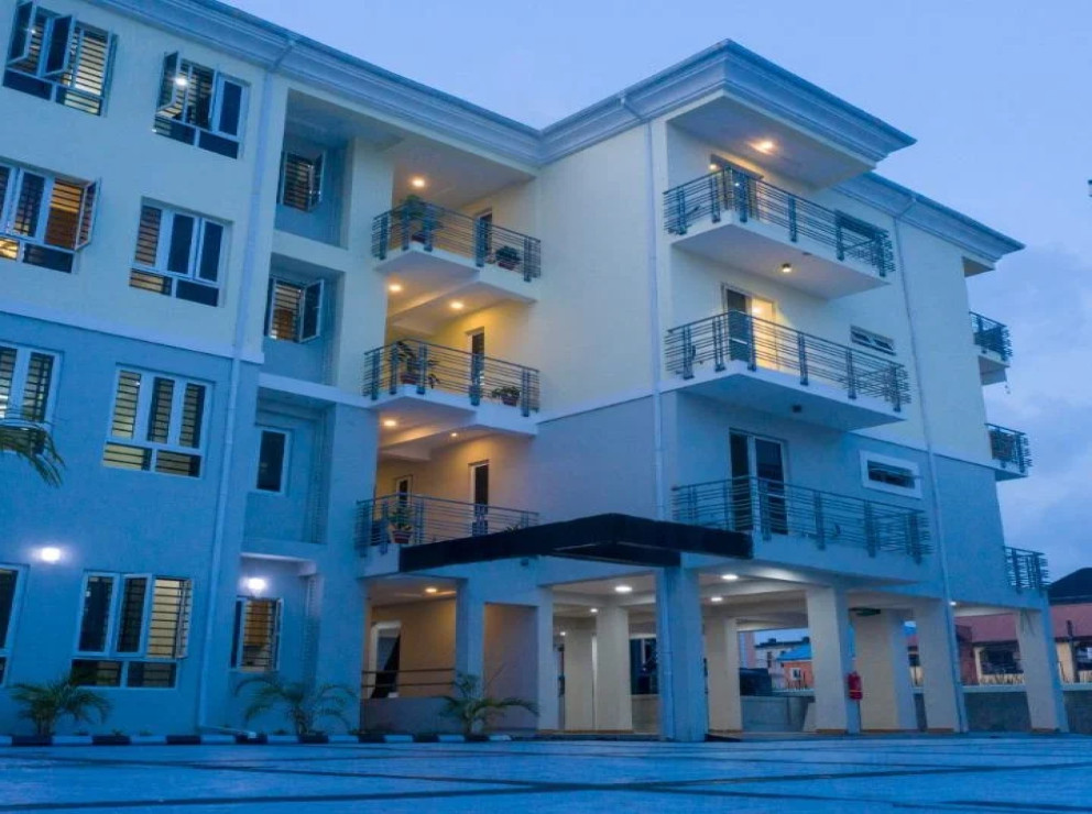 Lovely 2/3 bedroom flat in a secure estate