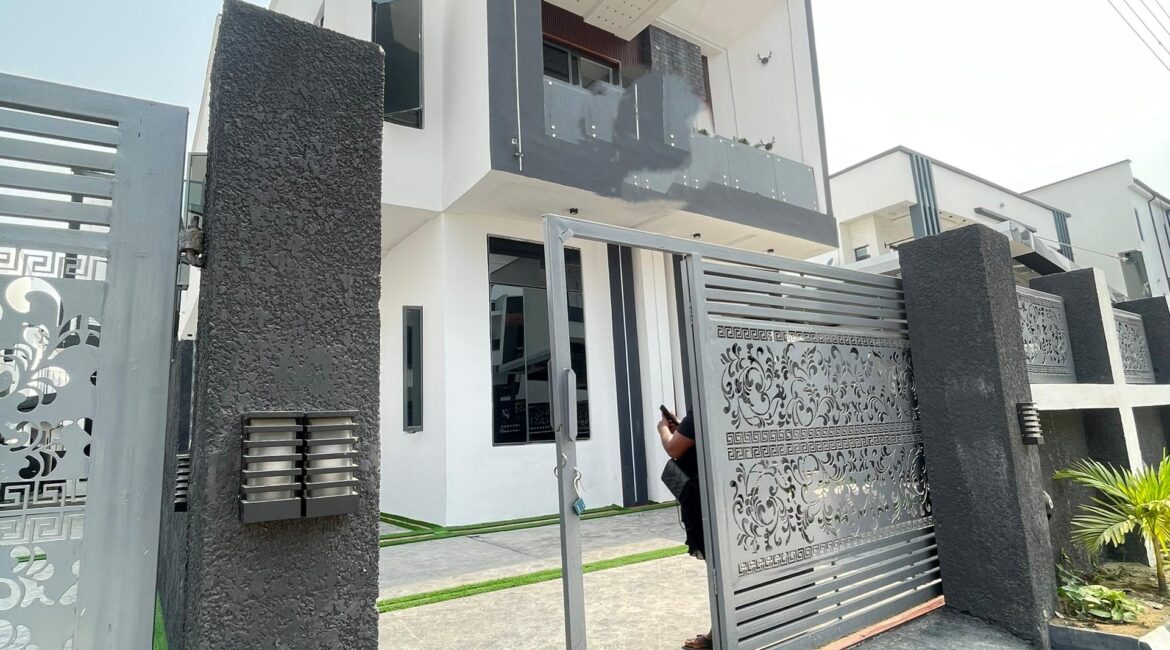 LUXURY 4-BEDROOM FULLY DETACHED DUPLEX WITH BQ